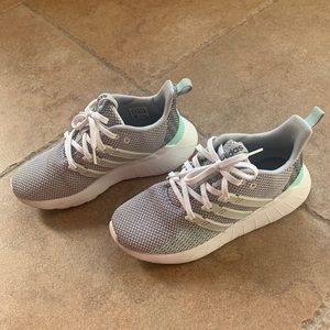 Adidas sneaker big kids size 6.5 and womens size8